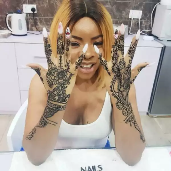 Laura Ikeji Flaunts Beautifully Hand Made Henna  (Photos)